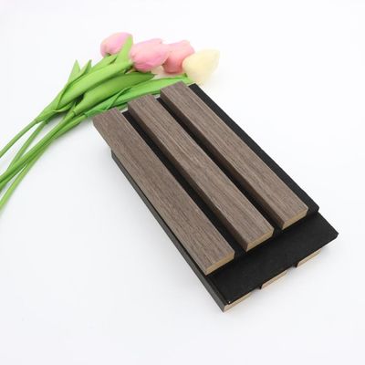 Pannello scanalato acustico del grano di legno insonorizzato per la decorazione interna