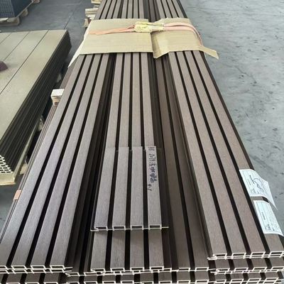 Moderni pannelli murali in WPC con consistenza di grano di legno per la decorazione esterna