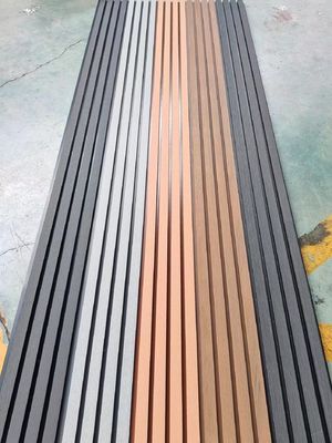Moderni pannelli murali in WPC con consistenza di grano di legno per la decorazione esterna