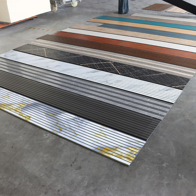 Pannello per soffitto in PVC di grado commerciale per parete, impermeabile, resistente all'umidità, pannello murale in PVC per negozi, hotel, ristoranti