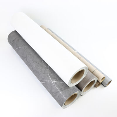 Adesivo autoadesivo per pavimenti in vinile con modelli realistici di legno o piastrelle per un aggiornamento rapido e facile della casa