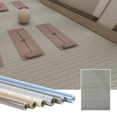 Adesivo autoadesivo per pavimenti in vinile con modelli realistici di legno o piastrelle per un aggiornamento rapido e facile della casa