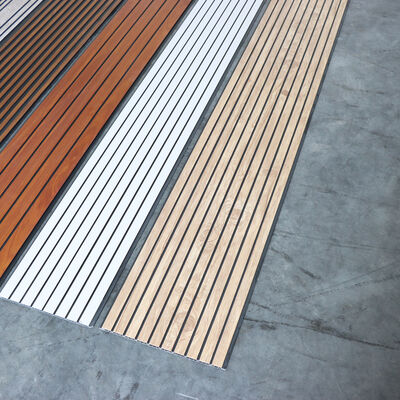 Pannello da parete per soffitto scanalato in PVC resistente all'umidità e facile da installare per la decorazione della parete del soffitto di interni moderni