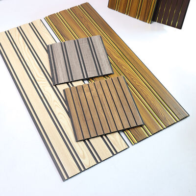 Pannello da parete per soffitto scanalato in PVC resistente all'umidità e facile da installare per la decorazione della parete del soffitto di interni moderni