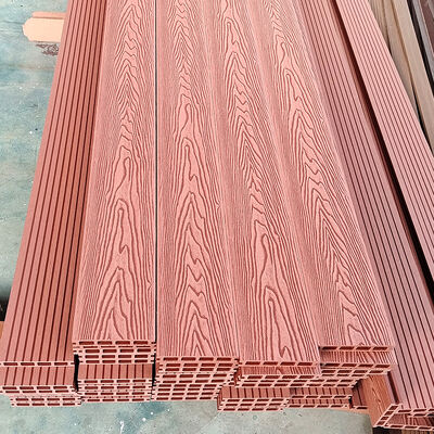 Pavimentazione esterna in WPC resistente all'acqua. Pavimento in legno composito in plastica con design a nucleo cavo.