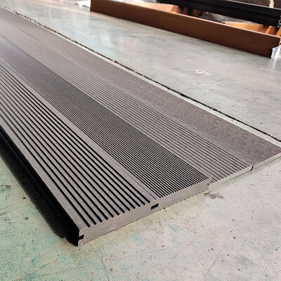 Pavimentazione esterna in WPC resistente all'acqua. Pavimento in legno composito in plastica con design a nucleo cavo.