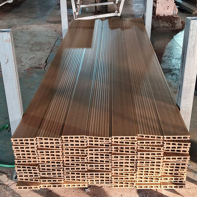 Pavimentazione esterna in WPC resistente all'acqua. Pavimento in legno composito in plastica con design a nucleo cavo.