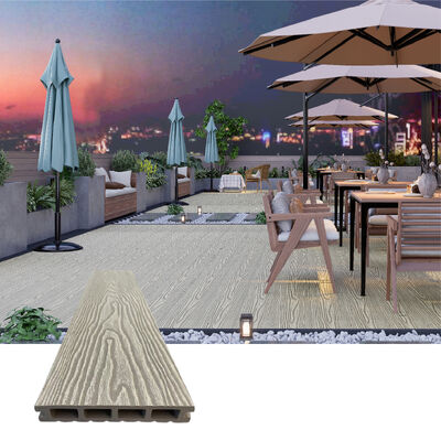 Pavimentazione esterna in WPC resistente. Pavimentazione composita impermeabile a struttura cava per uso in giardino e paesaggio.