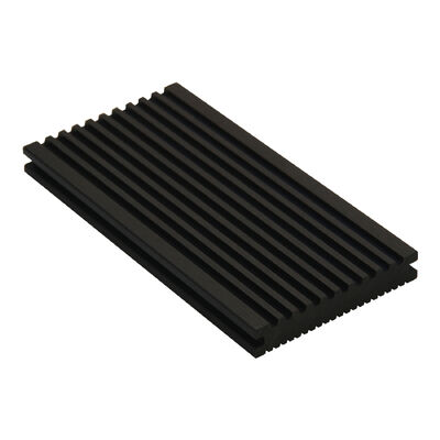 Pavimentazione esterna in materiale composito WPC cavo. Pavimento in legno di plastica a co-estrusione impermeabile colorato per progetti di giardino.