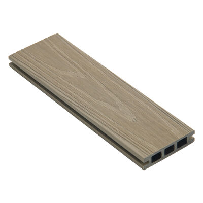 Pavimentazione esterna in materiale composito WPC cavo. Pavimento in legno di plastica a co-estrusione impermeabile colorato per progetti di giardino.