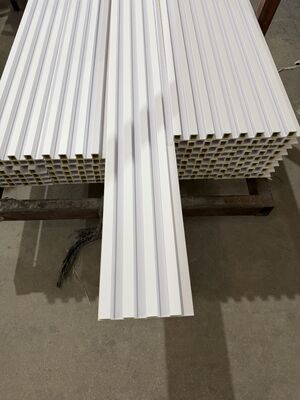 Dispositivi per l'ambiente personalizzati con griglia irregolare interna Wpc pannello murario 160x24 rivestimento