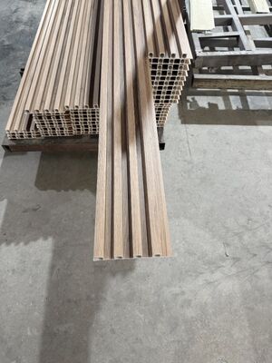 Dispositivi per l'ambiente personalizzati con griglia irregolare interna Wpc pannello murario 160x24 rivestimento