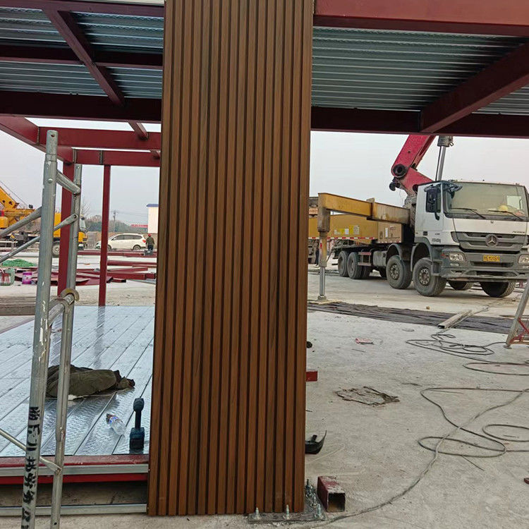 Moderni pannelli murali in WPC con consistenza di grano di legno per la decorazione esterna