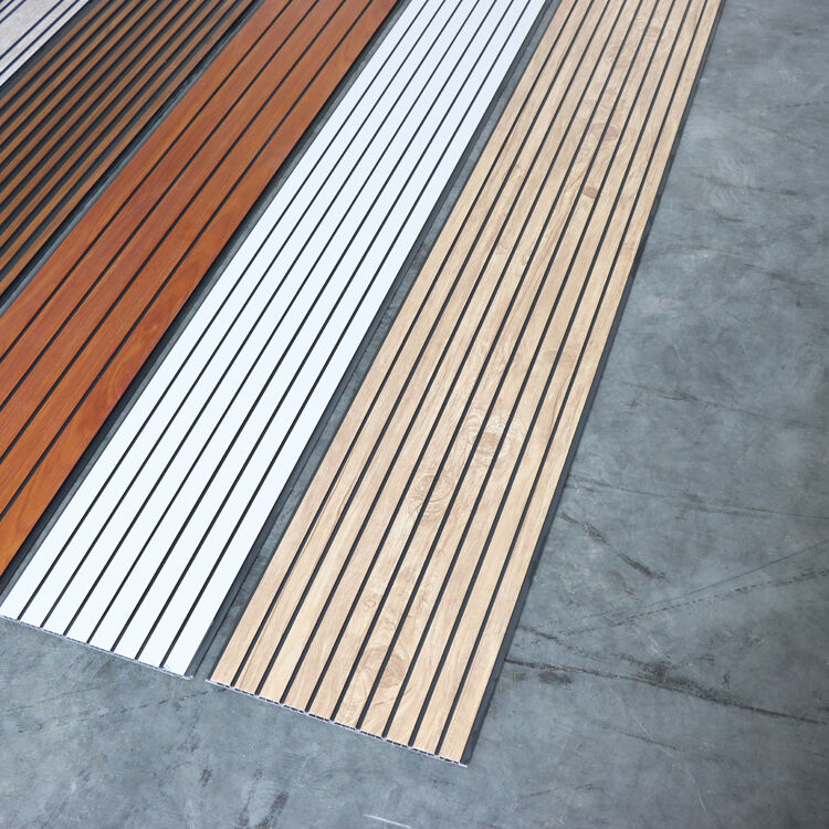 Pannello da parete per soffitto scanalato in PVC resistente all'umidità e facile da installare per la decorazione della parete del soffitto di interni moderni