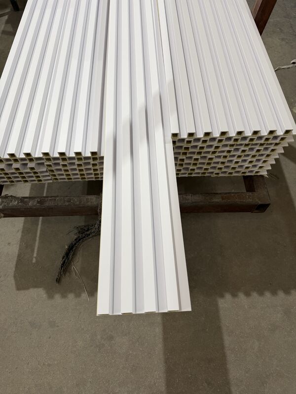 Dispositivi per l'ambiente personalizzati con griglia irregolare interna Wpc pannello murario 160x24 rivestimento