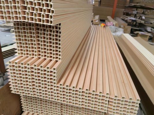 I grani di legno di legno hanno laminato il pannello di parete interno di WPC per la decorazione dell'interno