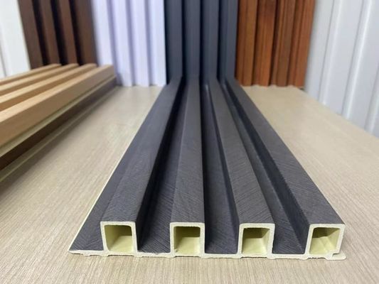 I grani di legno di legno hanno laminato il pannello di parete interno di WPC per la decorazione dell'interno