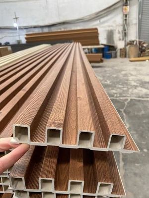 I grani di legno di legno hanno laminato il pannello di parete interno di WPC per la decorazione dell'interno