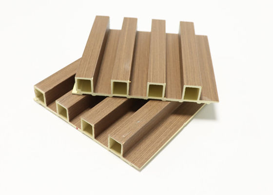 Rapidamente installi il rivestimento a prova di fuoco del pannello di parete di WPC per le decorazioni interna 192mm x 14mm
