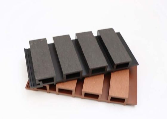Il pannello di parete esterna composito di plastica di legno Co ha espulso pannello di rivestimento scanalato in di WPC