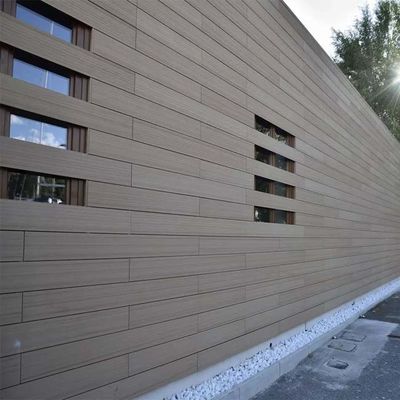 Il pannello di parete esteriore del giardino composito di plastica WPC WPC impermeabile ha scanalato nel pannello di parete