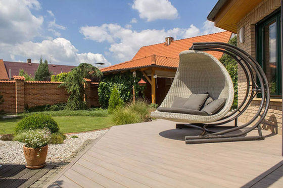 Progettazione moderna dell'installazione facile di Decking 18mm del giardino WPC della pavimentazione della struttura del pellame