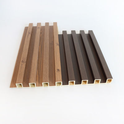 Rivestimento ricoprente composito di plastica scanalato in del PVC di WPC di parete del pannello di legno dell'interno interno della decorazione