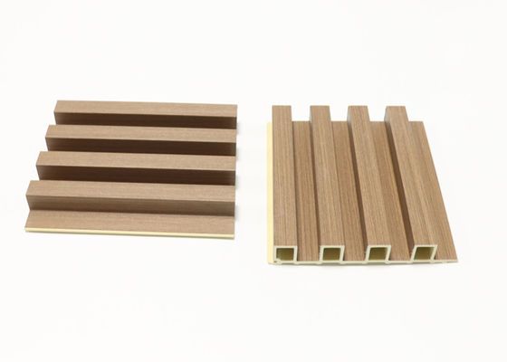 L'alternativa di legno scanalata in decorativa interna del pannello di parete di WPC ha scanalato nel pannello di WPC
