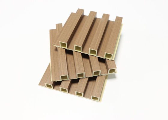 L'alternativa di legno scanalata in decorativa interna del pannello di parete di WPC ha scanalato nel pannello di WPC