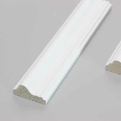 Modanatura innescato battiscopa di bordatura decorativo bianco delle mattonelle con la luce principale