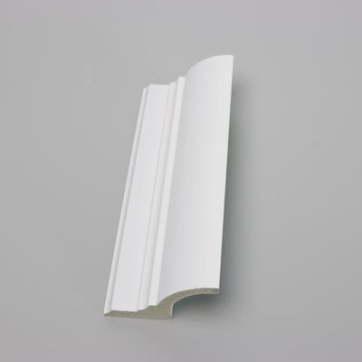 Modanatura innescato battiscopa di bordatura decorativo bianco delle mattonelle con la luce principale
