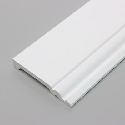 Modanatura innescato battiscopa di bordatura decorativo bianco delle mattonelle con la luce principale