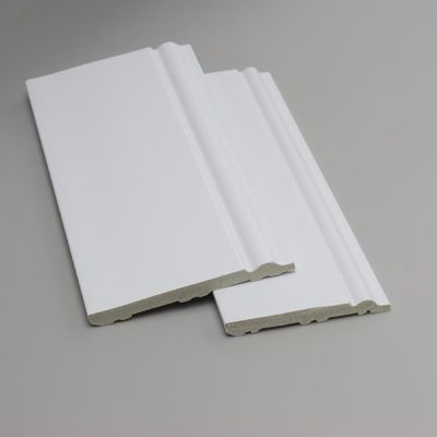 Modanatura innescato battiscopa di bordatura decorativo bianco delle mattonelle con la luce principale
