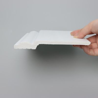 Modanatura innescato battiscopa di bordatura decorativo bianco delle mattonelle con la luce principale
