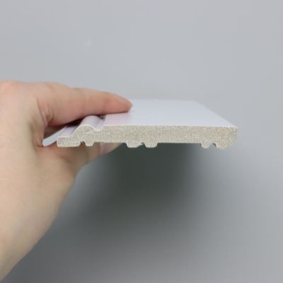 Modanatura innescato battiscopa di bordatura decorativo bianco delle mattonelle con la luce principale