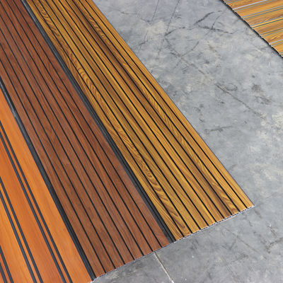 Pannello di soffitto in PVC a grano di legno per pareti interne Pannello di parete alternativo alla piastrella